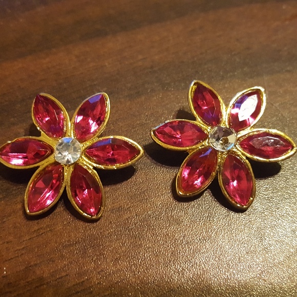 Vintage Jewelry - 2 Vintage Glass Flower Buttons
